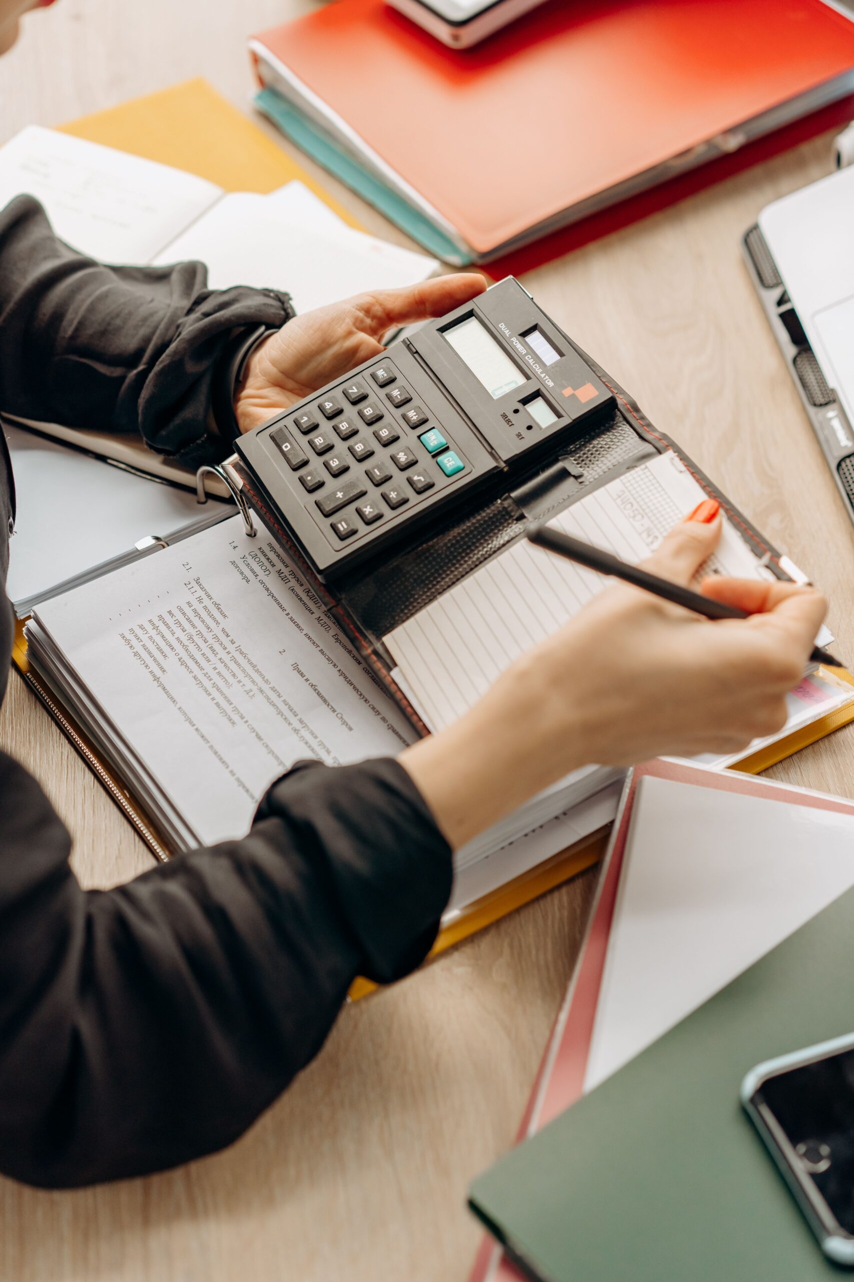 studio tributario de monte Hands using a calculator during paperwork in an office setting. Ideal for business concept visuals.